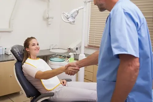 歯科医師と患者の握手写真